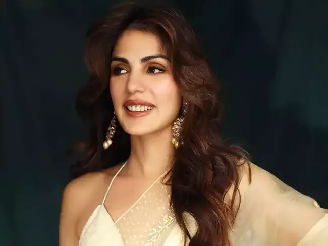 Rhea Chakraborty's Lawyer Drops Fees in Sushant Singh Rajput Case: What’s Behind It? 1 Rhea Chakraborty